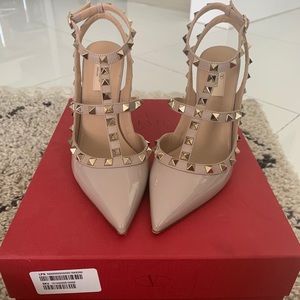 Valentino Patent Rockstud Caged Pump in Poudre